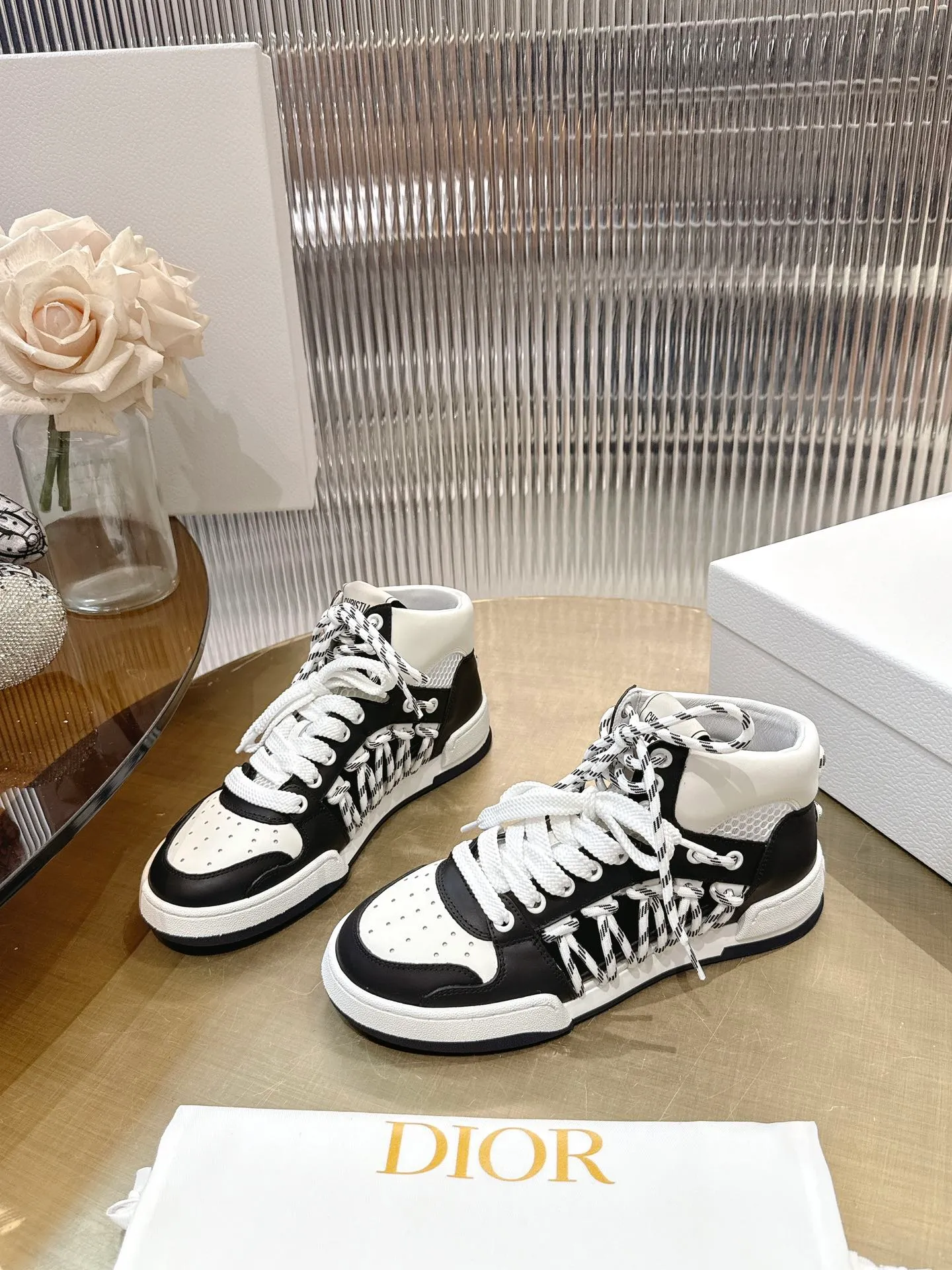 👟👟Ex-factory price 740👟👟 (Top version) Couple model Dior, C’est 25 new college style casual fashion high-top sneakers, showing eye-catching and fashionable style. Carefully crafted, the hollow design on the side of the upper is super fashionable, and the details also add a touch of elegance. The lightweight two-tone sole offers exceptional comfort and sporty style. Can add a stylish touch to any casual look. The tongue and sole are decorated with the Christian Paris logo, and the cowhide design is styled. Women's size 35-44